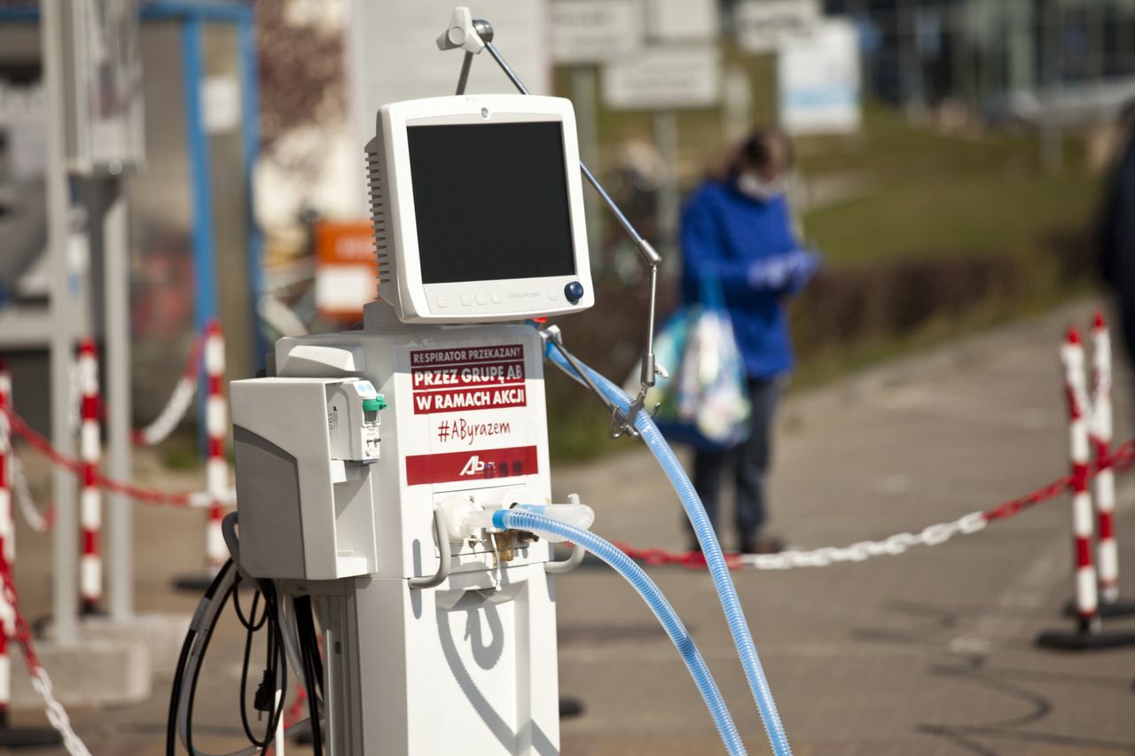 Koronawirus w Polsce. Ministerstwo Zdrowia miało kupić 1,2 tys. respiratorów. Do Polski trafiło 60