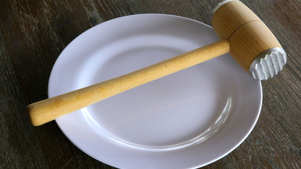 Tłuczek do mięsa na białym talerzyku