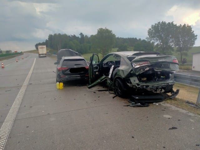 Wypadek na A2. Auta zderzyły się ze sobą podczas ulewy