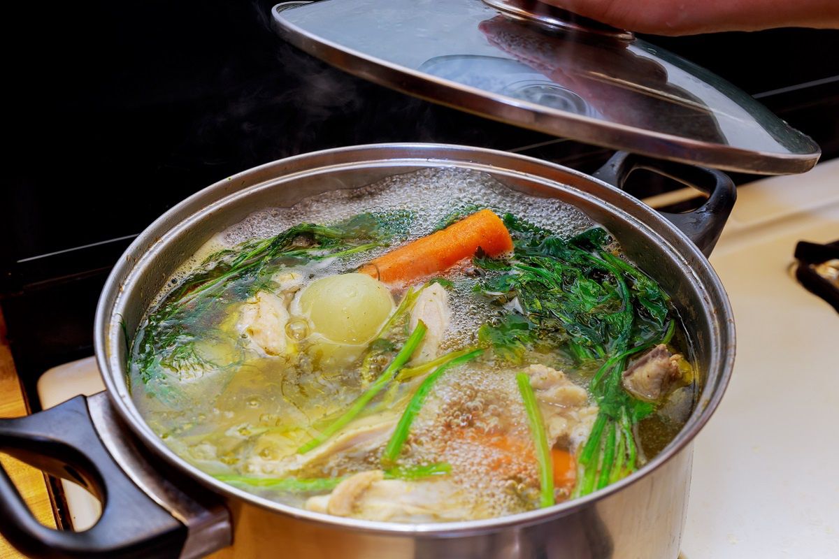 Zawsze zostawiam odrobinę i gdy gotuję rosół, dorzucam do niego. Nie potrzeba maggi