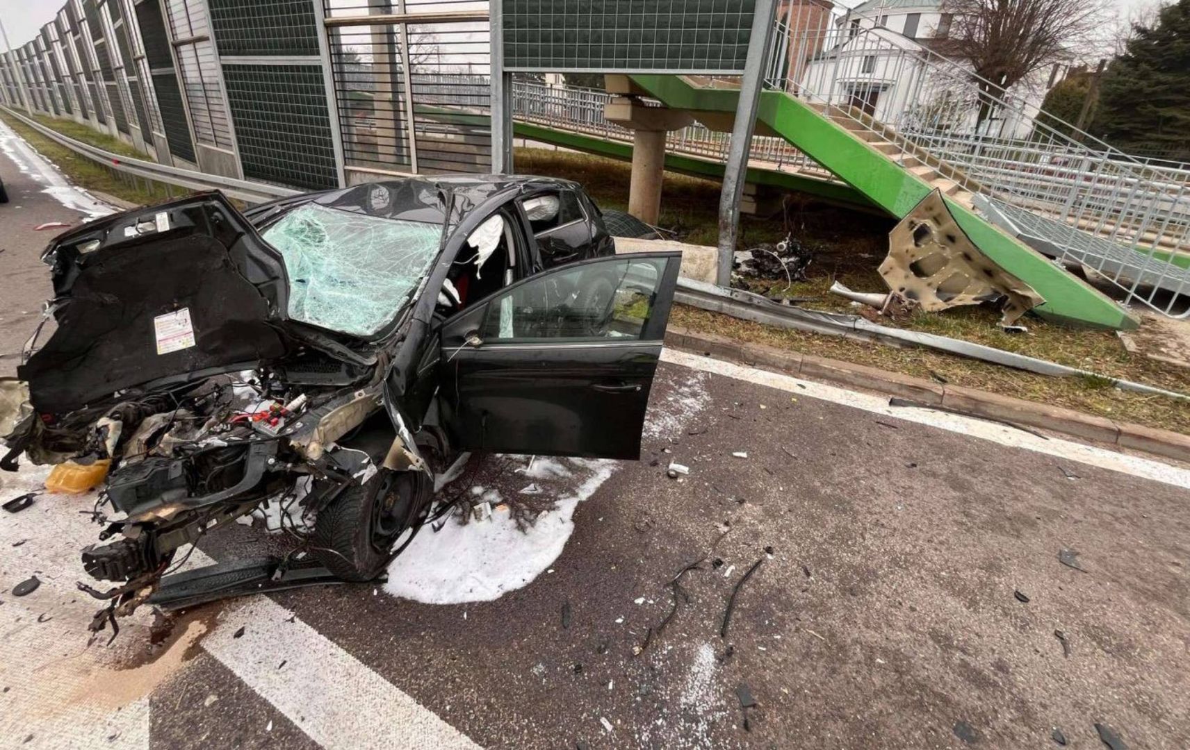 Auto w strzępach. Uderzenie było tak mocne, że wyleciał silnik