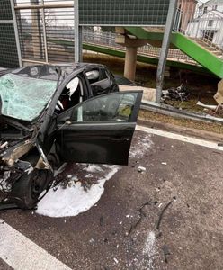 Auto w strzępach. Uderzenie było tak mocne, że wyleciał silnik