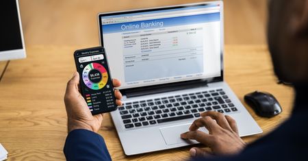 Stracił pieniądze w internecie. Padł ofiarą "podwójnego oszustwa"