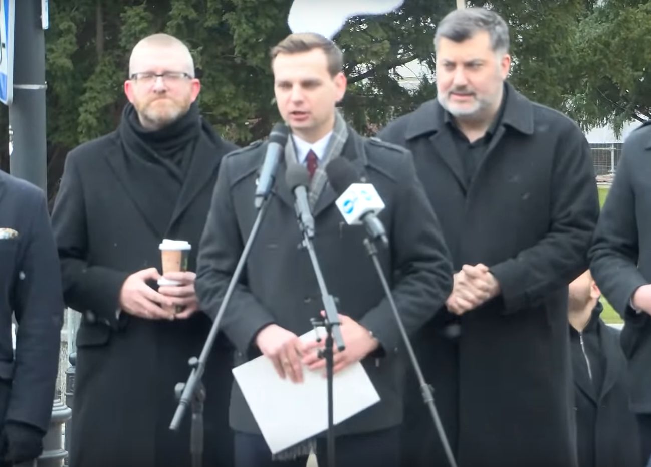 Protest pod Sejmem. Braun przypomniał słowa o Niedzielskim