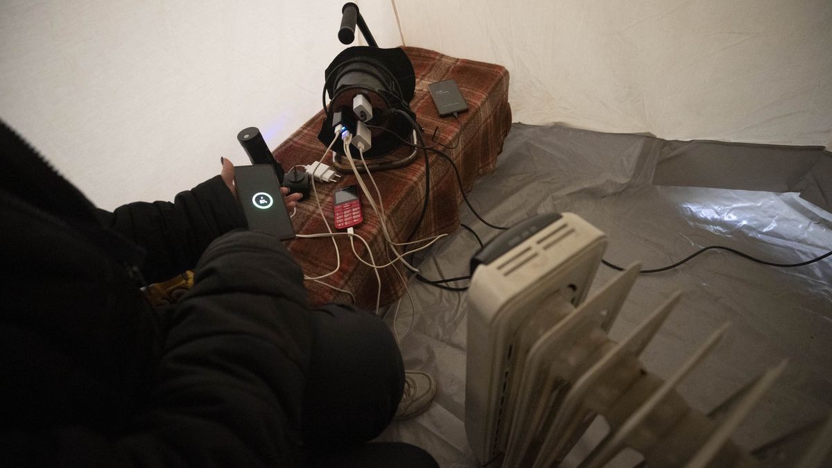 Choć elektrownie wyłączone ze względu na rosyjski atak znów działają, miliony Ukraińców pozostają bez prądu