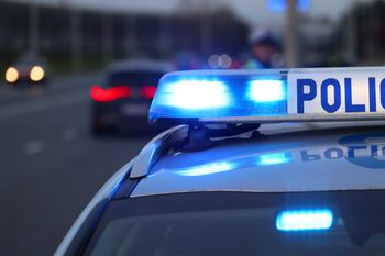 Agresywny mężczyzna groził maczetą jednemu z mieszkańców Oświęcimia. Szybka interwencja policji zapobiegła nieszczęściu
