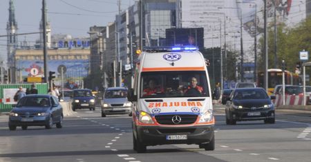 Warszawa. Wypadek na alei Jana Pawła II. Jedna osoba w szpitalu