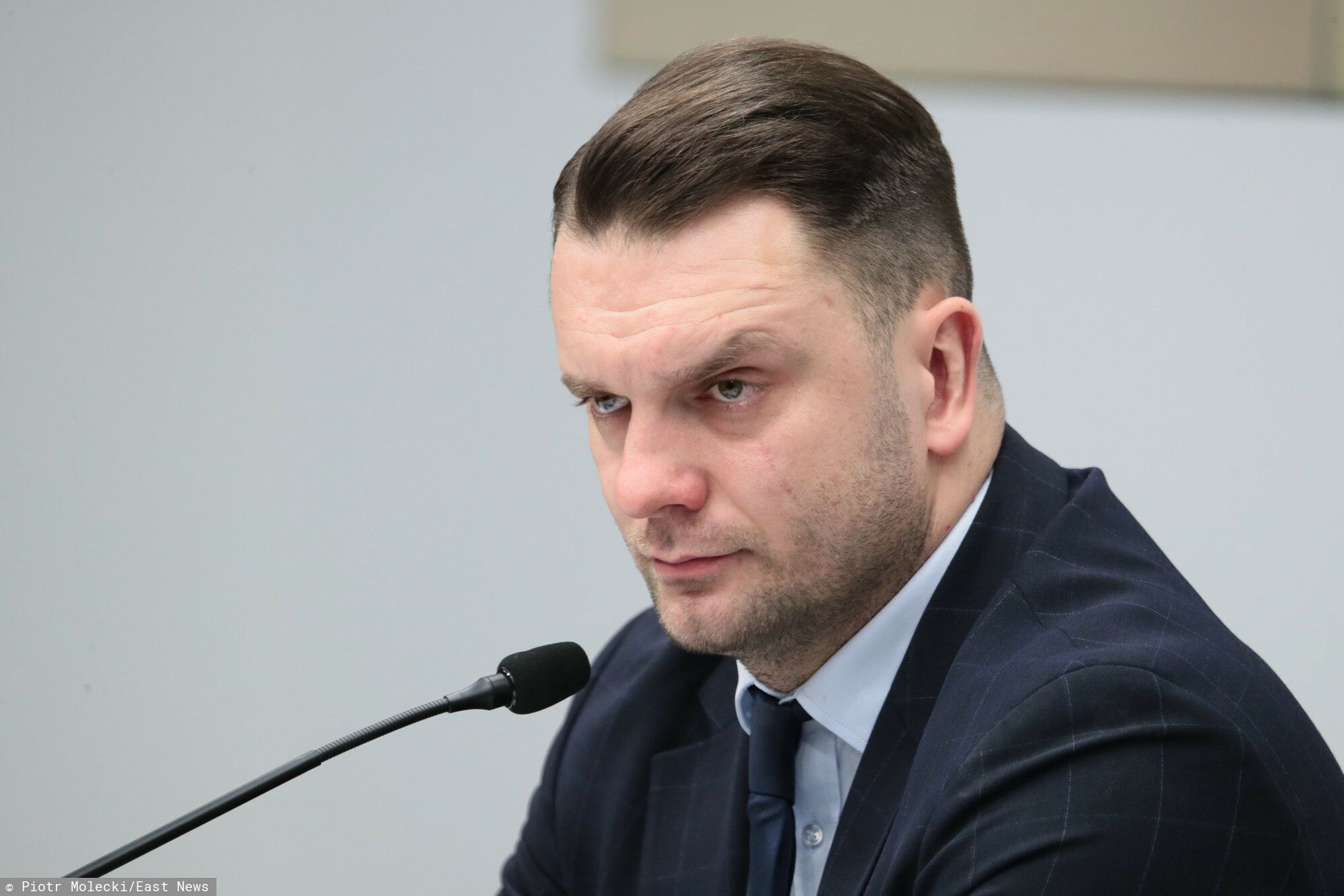 Łukasz Mejza podczas niedawnej konferencji prasowej, na której nie odpowiedział na pytania mediów