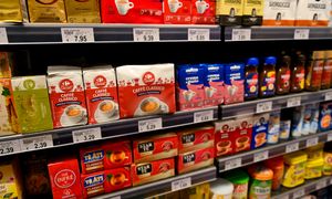 Podróbki kawy zalewają Polskę. To oszuści wsypują do opakowania