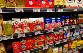 Podróbki kawy zalewają Polskę. To oszuści wsypują do opakowania