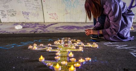 Fani palą świece w PIERWSZĄ rocznicę śmierci Prince’a (ZDJĘCIA)
