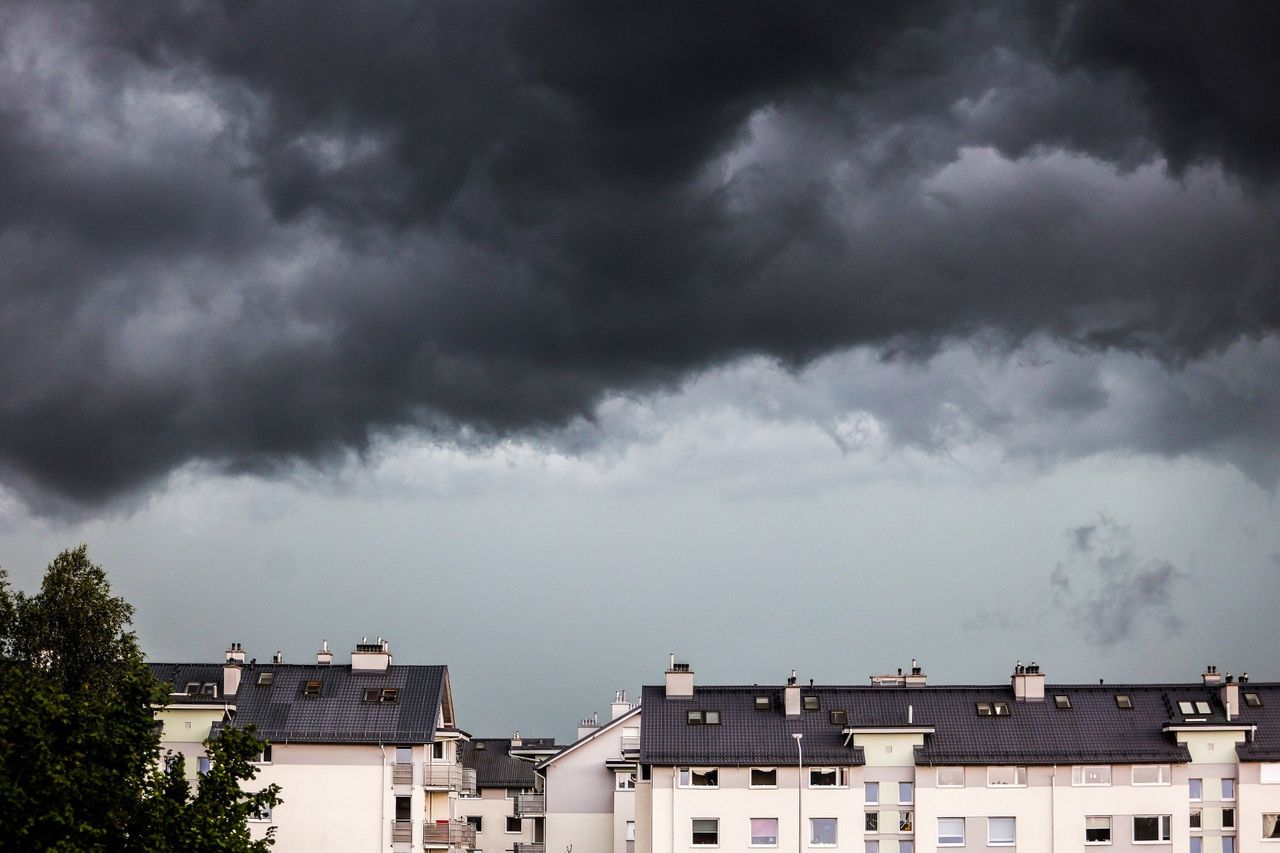 Ostrzeżenia IMGW. Burze i gwałtowne wzrosty stanów wody na Pomorzu