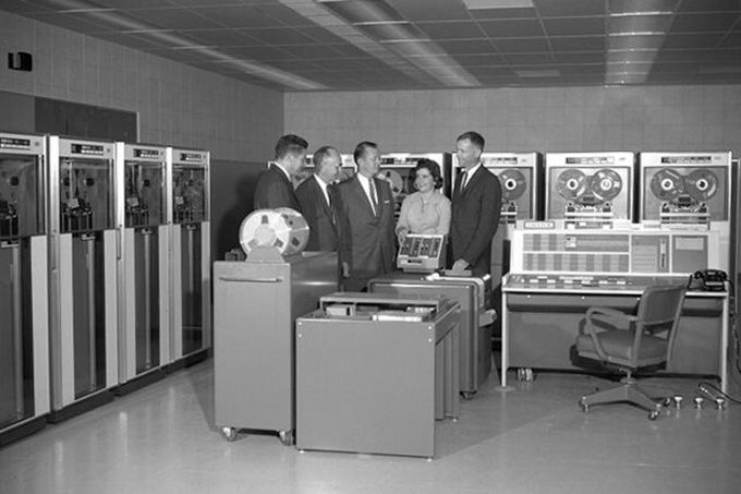 IBM 7090 wymagał klimatyzowanego pomieszczenia, sporo energii elektrycznej i sporo miejsca.