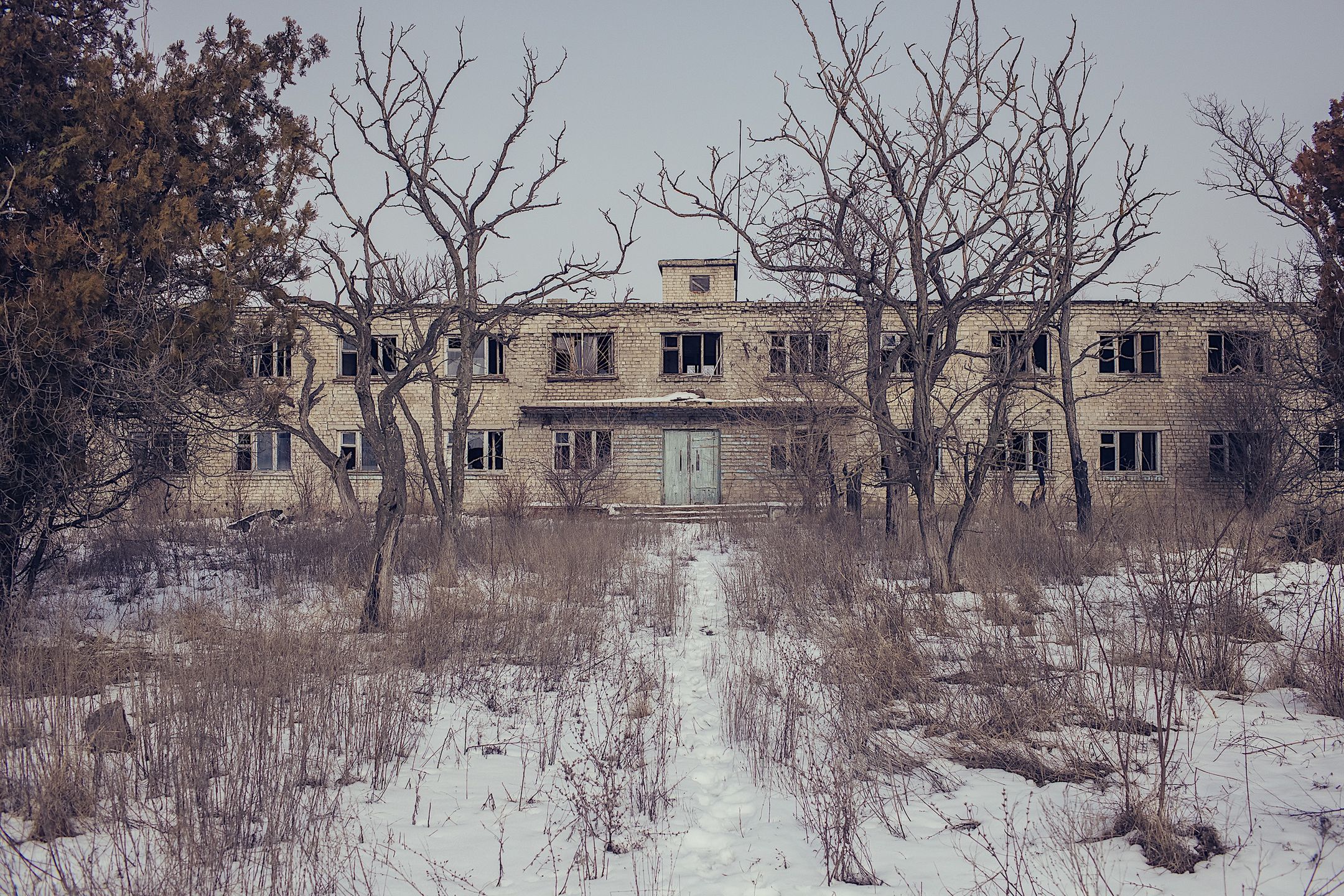 Zrujnowane w ostrzale artyleryjskim technikum w okolicach Mariupola