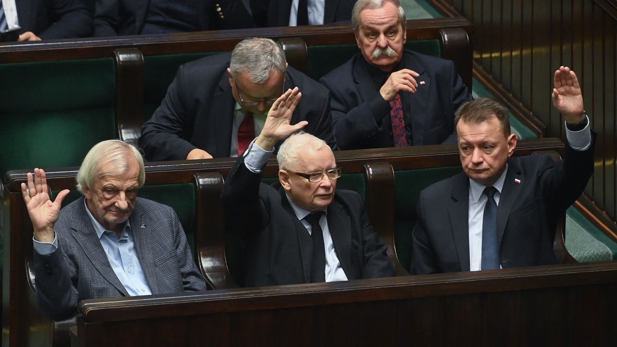 Andrzej Adamczyk, Leonard Krasulski, Ryszard Terlecki, Jaros�aw Kaczy�ski, Mariusz B�aszczak
Warszawa, 05.12.2025. Pos�owie PiS, od g�ry od lewej: Andrzej Adamczyk, Leonard Krasulski, Ryszard Terlecki, Jaros�aw Kaczy�ski i Mariusz B�aszczak na sali obrad Sejmu w Warszawie, 5 bm. Sejm nie odrzuci� prezydenckiego weta wobec ustawy o kryptoaktywach. (sko) PAP/Piotr Nowak
Piotr Nowak
10 10. X kadencja kadencji, obrady, obrady Sejmu, polityk, polityka, posiedzenie, sala obrad, sala plenarna, sala posiedze�, sejm, sejmu, kryptoaktywa, weto prezydenckie