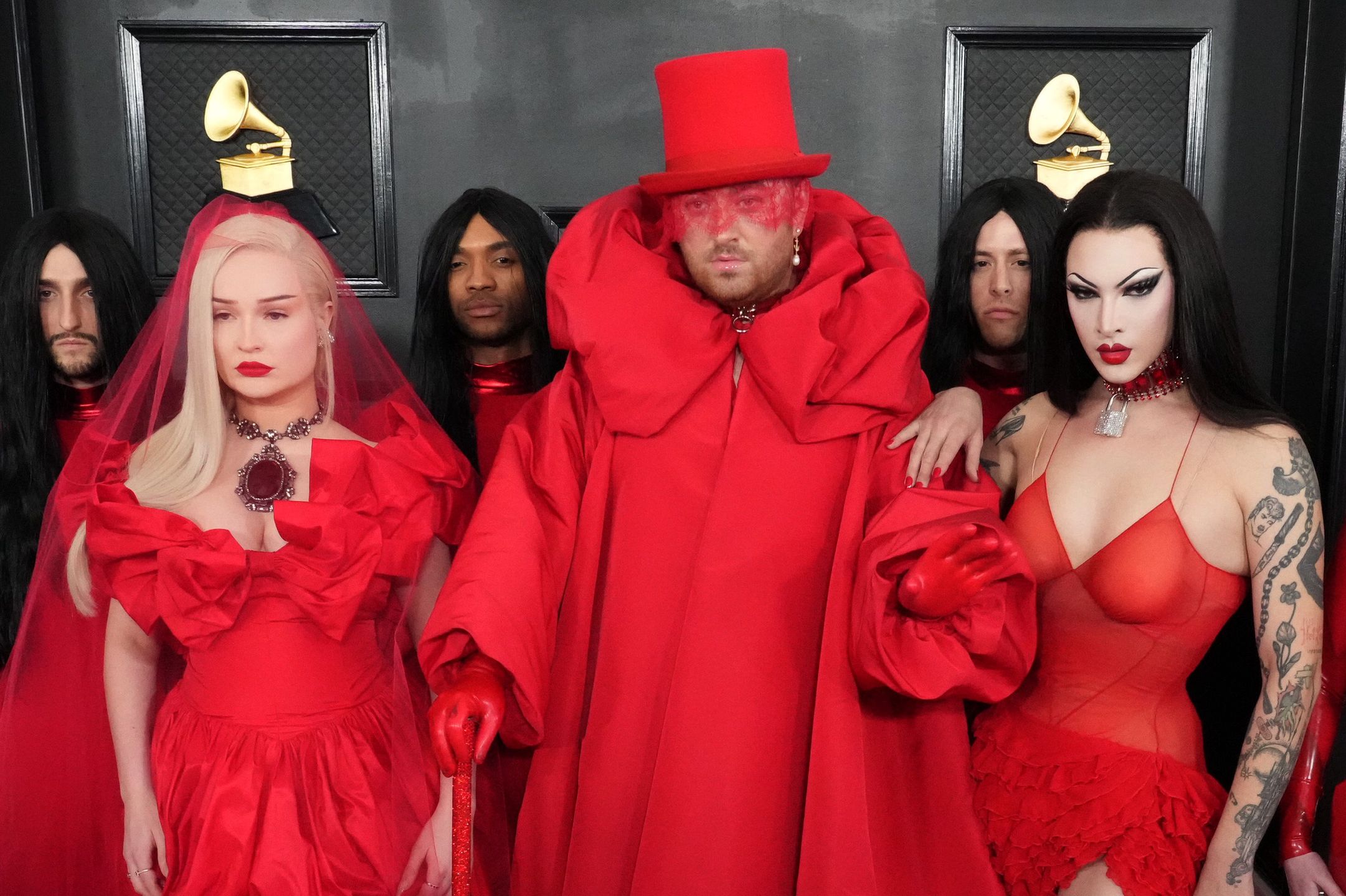 Sam Smith z ekipą na czerwonym dywanie