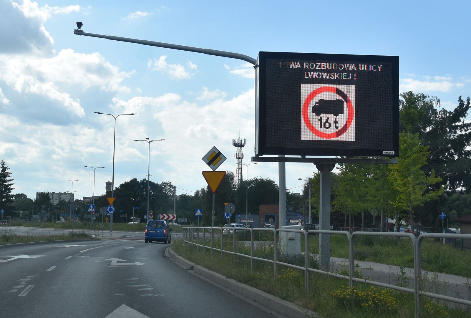 Ulica Lwowska w Tarnowie została rozkopana, zwłaszcza w rejonie wiaduktu kolejowego oraz wprowadzono nową organizację ruchu w tym miejscu. Remont się przeciągnie a to oznacza, że utrudnienia dla kierowców potrwają dłużej
