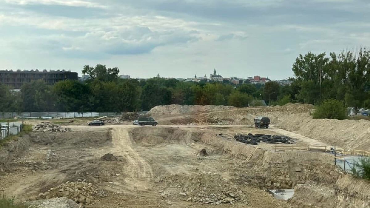 Saperzy na placu budowy przy ul. Wrońskiej 1, gdzie znaleziono niewybuch