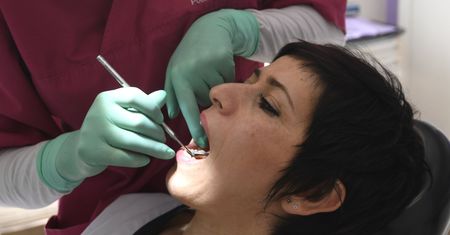 Koronawirus. Gabinety stomatologiczne za środki ochrony doliczają 100 zł do rachunku