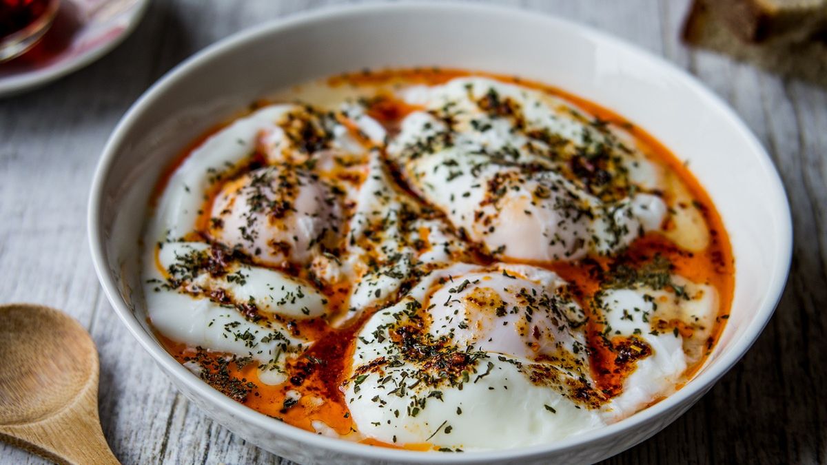 Jajka po turecku - przepis na idealne śniadanie