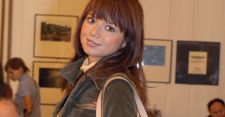Mama Anny Przybylskiej odwiedza z wnukami grób córki. "Stoją, trzymają się za ręce"