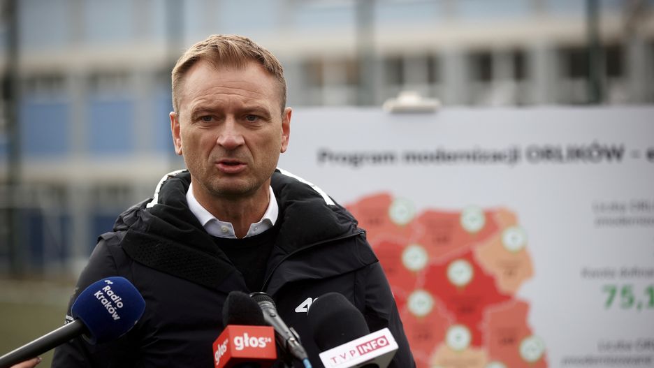 Kraków, 26.02.2024. Minister sportu i turystyki Sławomir Nitras na konferencji prasowej zwołanej przy szkole podstawowej nr 129 w Krakowie, 26 bm. Podczas spotkania z mediami ogłoszono rozstrzygnięcie Programu modernizacji Orlików - edycja 2023. W wydarzeniu pn. "Wspólnie dla rozwoju sportu - program modernizacji Orlików" uczestniczył również Aleksander Miszalski - poseł na Sejm RP. (js) PAP/Łukasz Gągulski