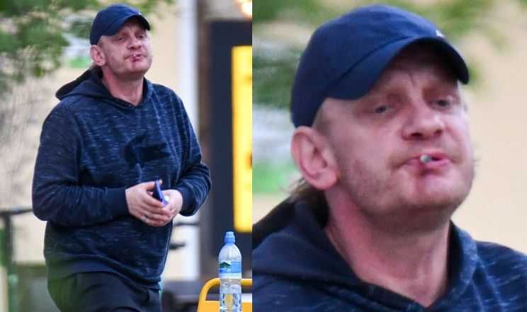 Odmieniony Bartosz Żukowski zaciąga się papierosem