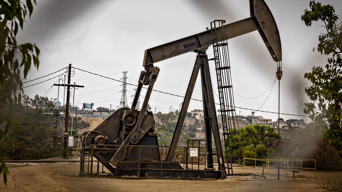Los Angeles,  - September 25: Homes sit in the shadow of the Inglewood Oil Field as Governor Gavin Newsom speaks at a press conference where he signs legislation related to oversight of oil and gas wells, and community protections on Wednesday, Sept. 25, 2024 in Los Angeles, . (Jason Armond / Los Angeles Times via Getty Images)