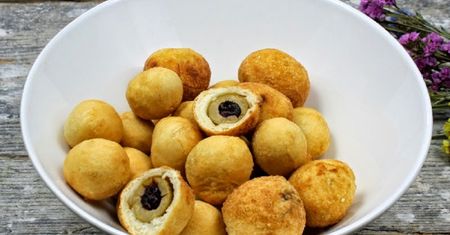 Przez cały karnawał smażę takie pączki. W środku czeka słona niespodzianka