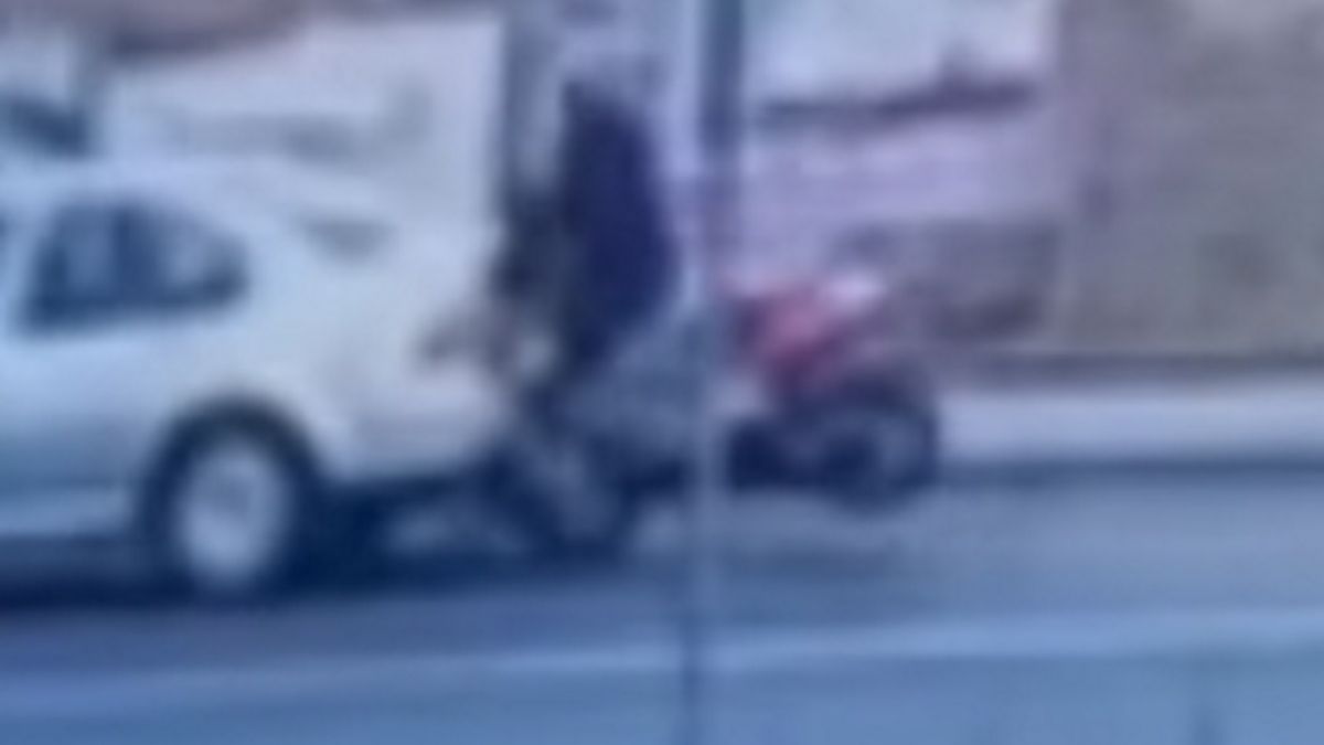 Motorower wbił się w tył auta