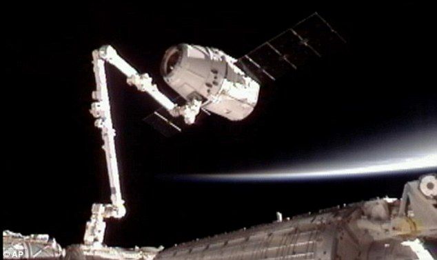 SpaceX Dragon na smyczy ISS (Fot. AP/NASA)