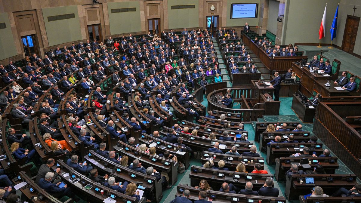 Warszawa, 16.10.2024. Prezydent RP Andrzej Duda (C) przemawia na sali plenarnej Sejmu w Warszawie, 16 bm. Prezydent Duda wygłosił orędzie w związku z rocznicą wyborów parlamentarnych z 2023 roku. (amb) PAP/Marcin Obara