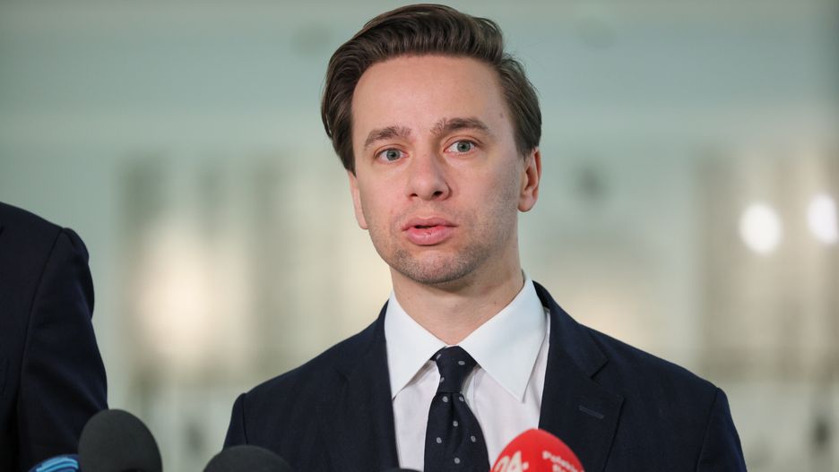 Warszawa, 27.11.2024. Wicemarszałek Sejmu Krzysztof Bosak podczas konferencji prasowej w Sejmie w Warszawie, 27 bm. (jm) PAP/Rafał Guz