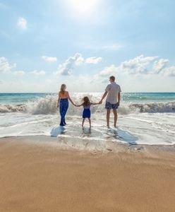 Wakacje 2023. Drogo, drożej. Polacy polują na first minute