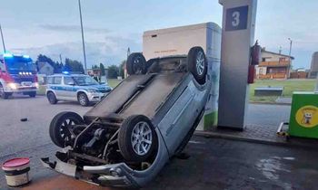 Krobia: Zderzenie pojazdów na stacji paliwowej. Dachował pojazd prowadzony przez 15-latka