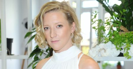 Prawie naga Lara Gessler na ruchliwej ulicy. Internauci zszokowani sesją ciążową
