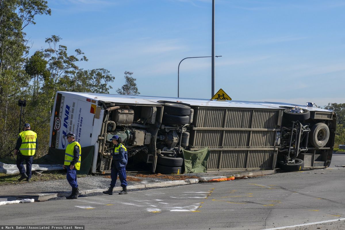 Policja sprawdza pod autobusem, który przewrócił się na bok w pobliżu Grety w Hunter Valley, na północ od Sydney, Australia, poniedziałek, 12 czerwca 2023 r