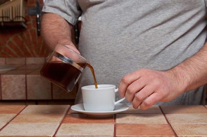 Tolerancja na kofeinę sprawia, że wraz z upływem czasu potrzebujemy coraz większej ilości kawy, aby się obudzić.