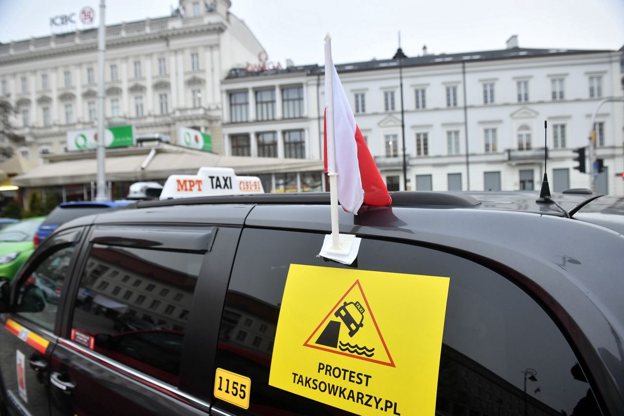 Warszawa. Protest taksówkarzy. Blokada centrum miasta