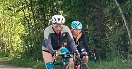 Król Tajlandii wybrał się na wycieczkę rowerową. Zabrał ze sobą swój harem
