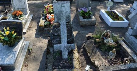 Dąbrowa Górnicza. Skandal na cmentarzu. Zajrzeli do śmietnika i zdębieli