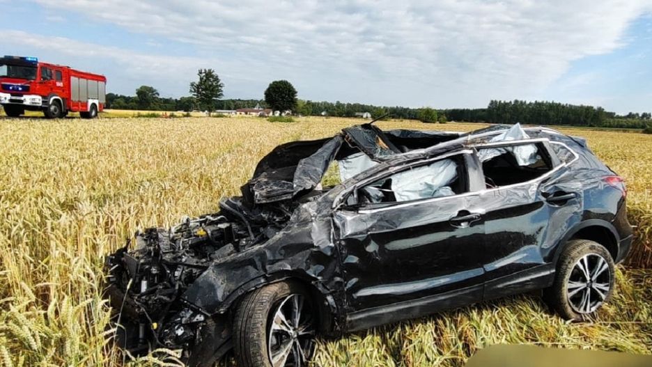 Dwóch 18-latków zginęło w wypadku na drodze lokalnej w Stasinowie 