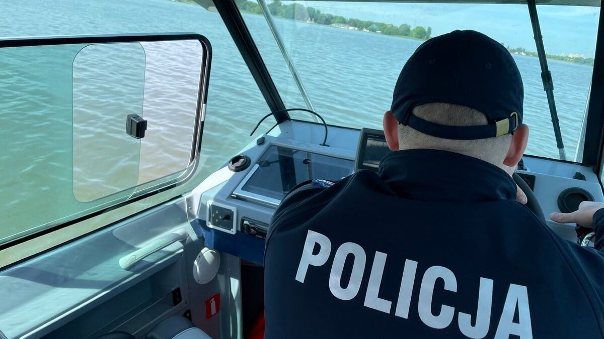 Policjanci patrolujący Zalew Zemborzycki