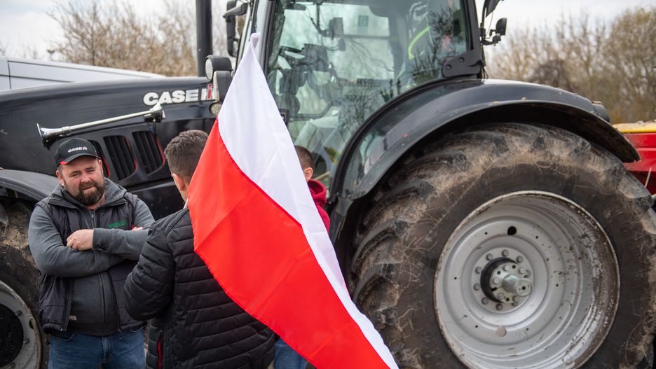 Polscy rolnicy protestują z powodu ukraińskiego zboża, którego transporty zalały Polskę