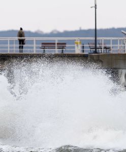 Pogoda nadal groźna. Alerty IMGW na północy. Ludzie wciąż bez prądu