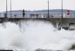 Pogoda nadal groźna. Alerty IMGW na północy. Ludzie wciąż bez prądu