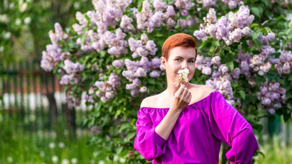 dziewczyna w fuksjowej sukience
