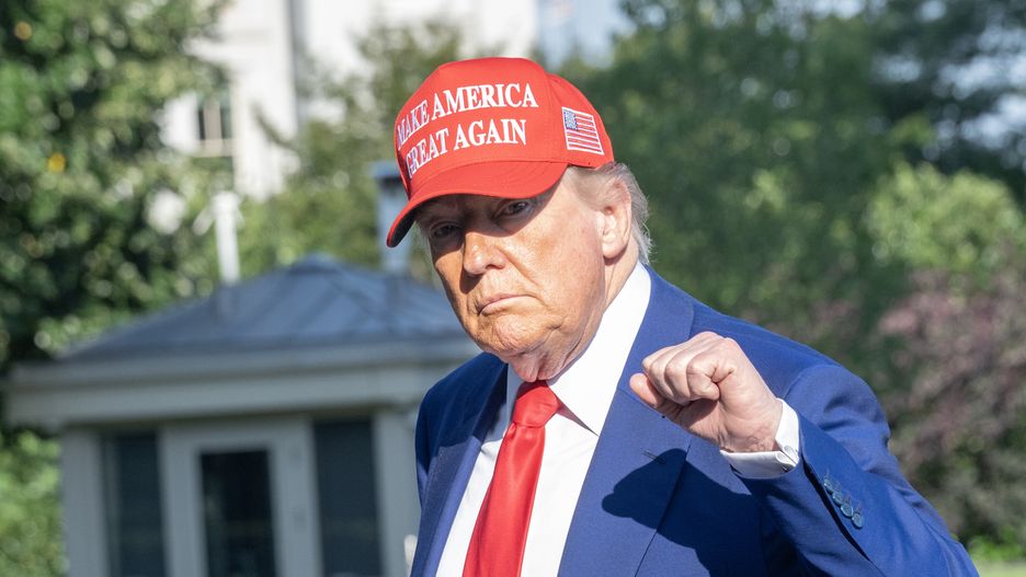 United States President Donald J Trump gestures as he walks on the South Lawn of the White House as he returns to the White House following an overnight visit to the Trump National Golf Club in Bedminster, New Jersey, in Washington, DC, USA, 21 June 2025. Later, the President is expected to receive an intelligence briefing with the National Security Council (NSC). EPA/RON SACHS / POOL Dostawca: PAP/EPA.