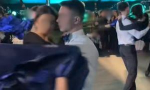 Sypnęło komentarzami. Wszyscy biją brawo. Wideo ze studniówki