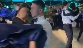 Sypnęło komentarzami. Wszyscy biją brawo. Wideo ze studniówki